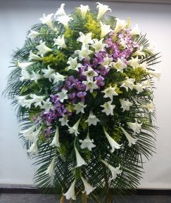 Corona funebre de Azucenas floristerias en Cali