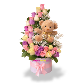 Cilindro de rosas y peluche