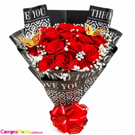 Ramo de 50 Rosas Rojas con Mariposas y Perlas