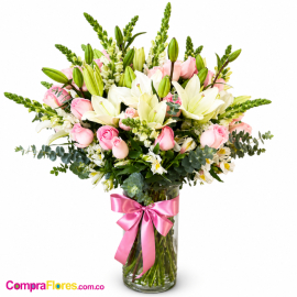 Jarrón de 24 Rosas Rosadas y Lirios