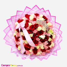 Bouquet Tríada Imperial: 80 Rosas Premium con Tiara Real