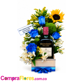 Base Floral con Buchanan's Deluxe, Girasol y Rosas Azules