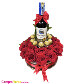 Arreglo en Cilindro de 24 Rosas Rojas con Vino y Ferrero