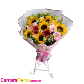 Arreglo Floral en Base con 8 Girasoles, Gerberas y Claveles